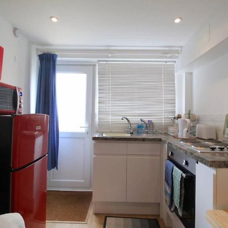 Pebbles Apartment By Air Premier Сийфорд Екстериор снимка